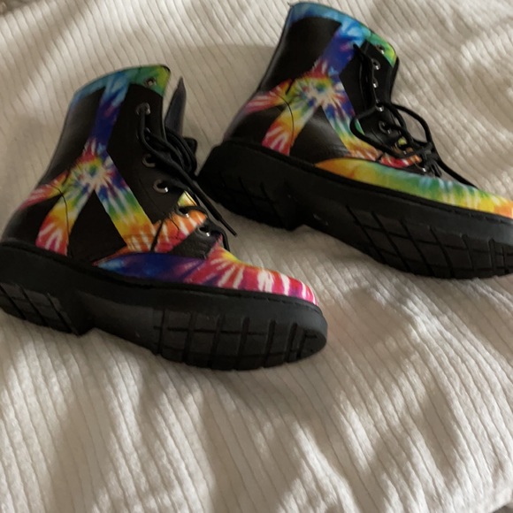 Yes We Vibe PEACEFUL Tie Die Swirl boots - Picture 4 of 10
